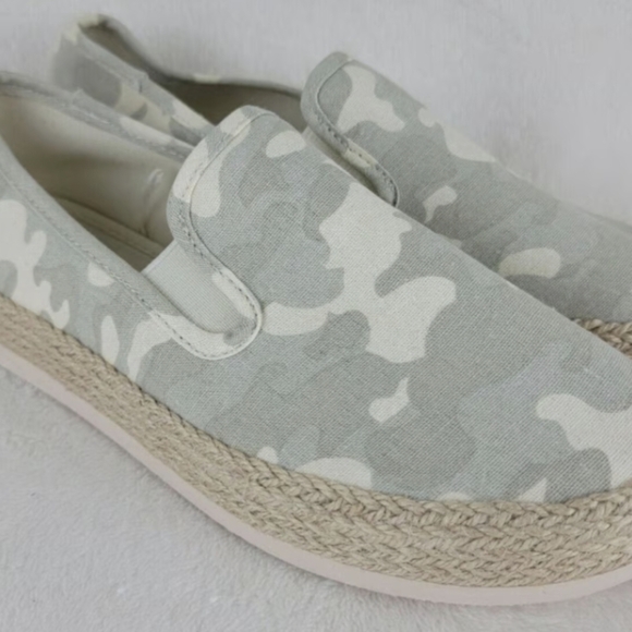 Esprit Erika Light Camo Slip On Canvas Sneakers Size 8.5 Like New - Picture 2 of 5